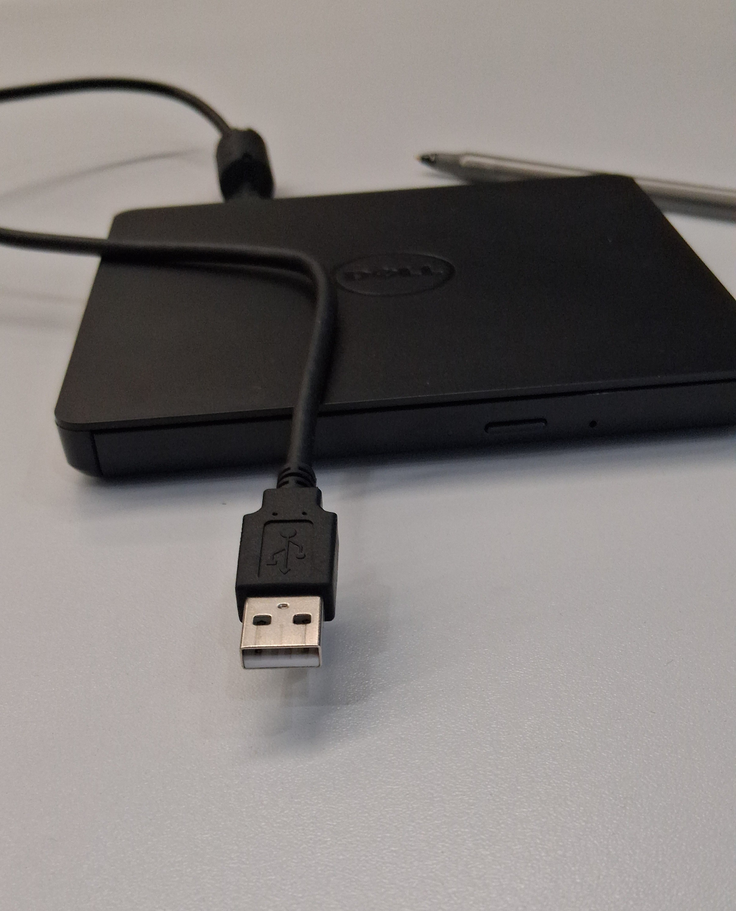 Portable DVD / CD-ROM player: size relative to a pen
