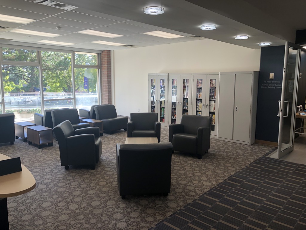 In the area near the pickup shelf and the Robert Langen Art Gallery entrance is a lockable shelf of board games. There are movable comfy chairs and movable low tables in the area.